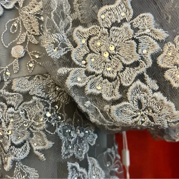 🆕MacDuggal Embroidered Illusion Puff Sleeve Gown|Size 14|$798 Retail|Minor Flaw - Picture 6 of 16